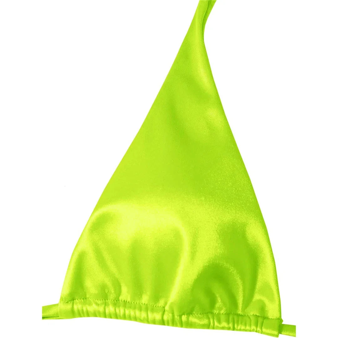 Gros plan sur le triangle du haut en satin jaune fluo, reflets lumineux et bord inférieur élastique