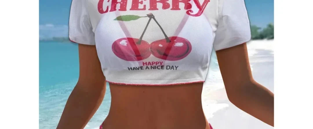 Gros plan sur le haut du maillot trois pièces crop top cerises blanc bordé rose fuchsia