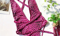 Détail de la matière et des finitions du maillot une pièce croisé décolleté plongeant léopard rose
