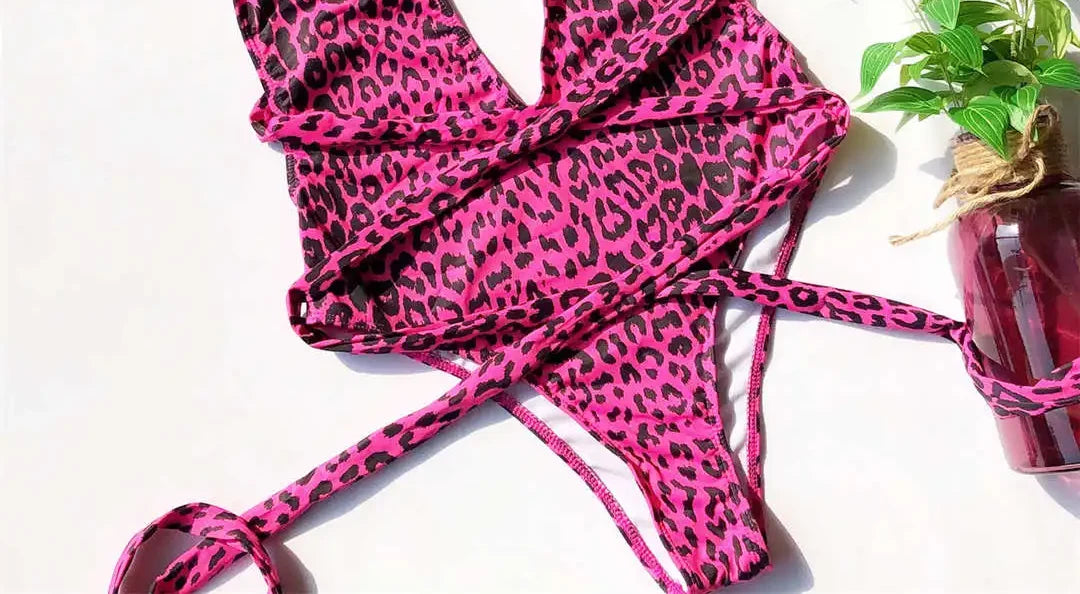 Gros plan sur le bas du maillot une pièce croisé décolleté plongeant léopard rose