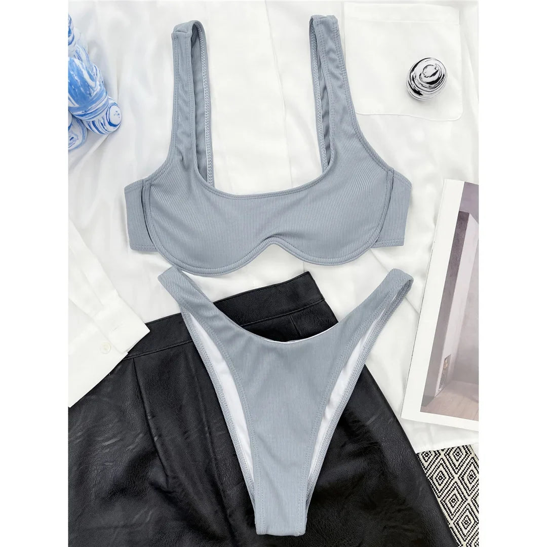 Bikini à armatures brésilien détail en V gris à plat sur chemise blanche, culotte à échancrure haute