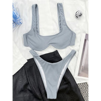 Bikini à armatures brésilien détail en V gris à plat sur chemise blanche, culotte à échancrure haute