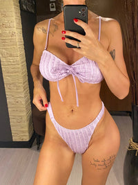 Bikini brésilien texturé froissé à nœuds violet porté de face en selfie, liens noués au centre du haut