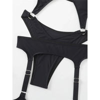 Gros plan sur les anneaux et sangles de jarretière d'un maillot noir à découpes, boucles métalliques réglables