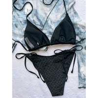 Gros plan sur le bikini tour de cou noir à motif gaufré, triangle rembourré et bas à liens latéraux