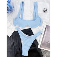Bikini à armatures brésilien détail en V bleu clair à plat sur chemise blanche, culotte à échancrure haute