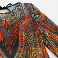 Gros plan sur le haut manches longues bleu à motifs orange du maillot de bain, tissu transparent et lien noué au col