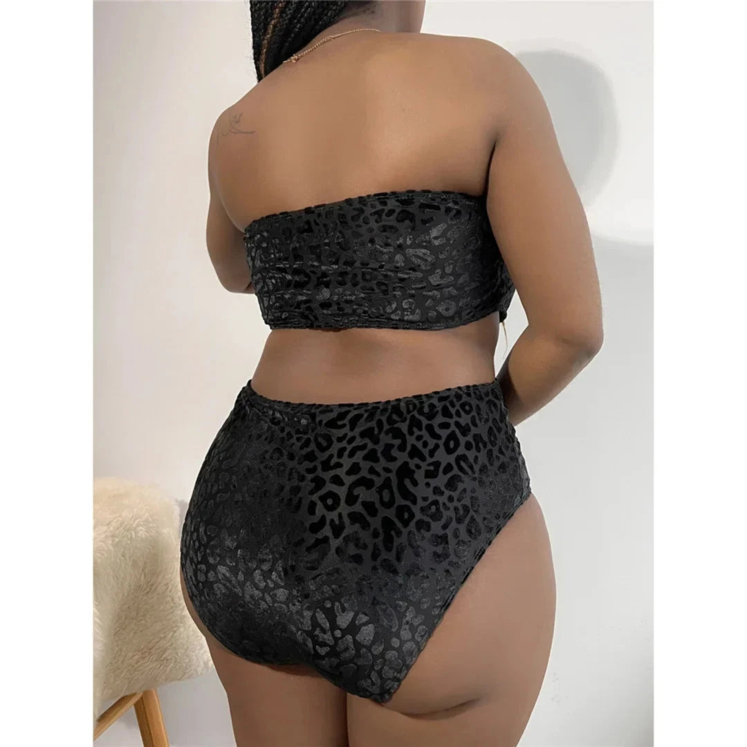 Bikini grande taille imprimé léopard à taille haute noir vu de dos, bandeau sans bretelles et culotte taille haute