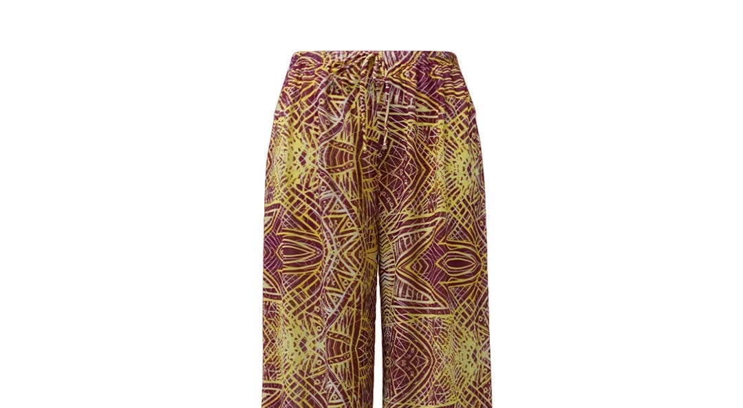 Gros plan sur le haut du pantalon de plage large imprimé graphique bordeaux et doré