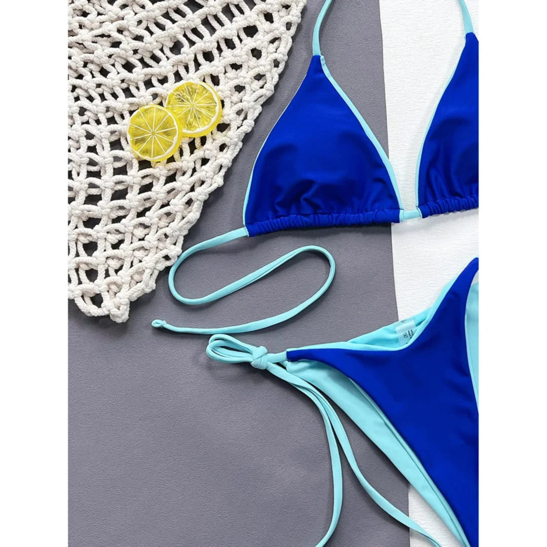 Gros plan sur le triangle bleu roi bordé de turquoise, lien long et culotte nouée sur fond blanc