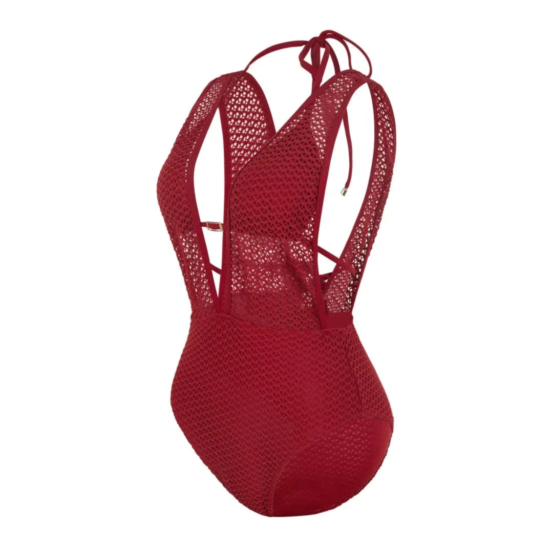 Maillot de bain une pièce résille décolleté V dos nu rouge bordeaux vu de trois-quarts sur fond blanc, mailles ajourées sur les côtés