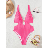 Maillot de bain une pièce décolleté plongeant rose fuchsia à plat sur fond clair, avec lunettes et sac en osier