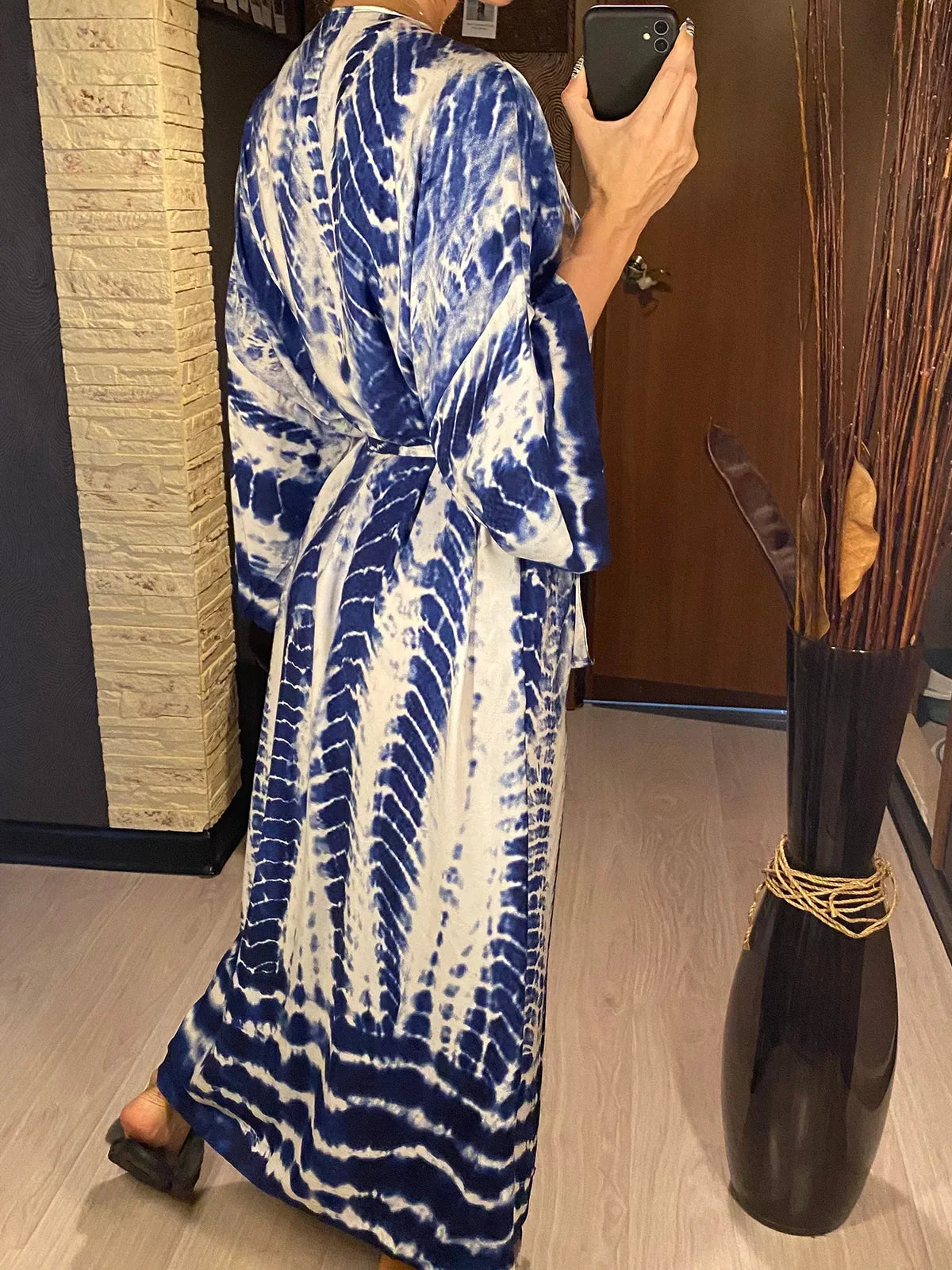 Tunique de plage imprimée manches longues à ceinture bleu foncé portée de trois-quarts au miroir, motifs bleus et blancs