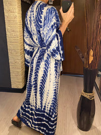 Tunique de plage imprimée manches longues à ceinture bleu foncé portée de trois-quarts au miroir, motifs bleus et blancs