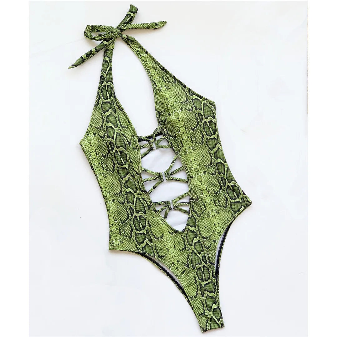 Monokini une pièce imprimé serpent vert posé à plat sur un fond blanc, lacets croisés et col noué