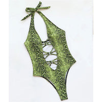 Monokini une pièce imprimé serpent vert posé à plat sur un fond blanc, lacets croisés et col noué