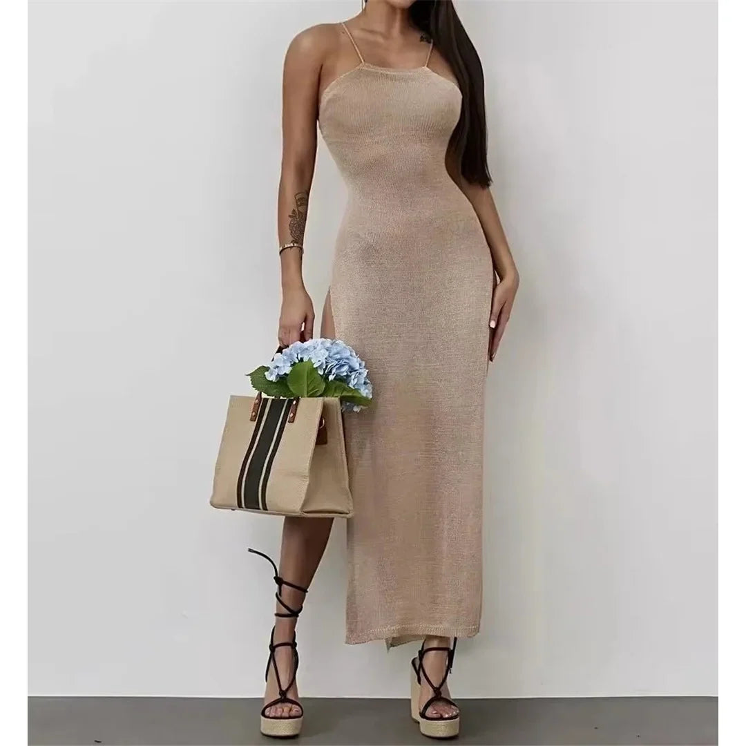 Tunique de plage beige portée de face en studio avec un sac et des hortensias, bretelles fines et fente haute