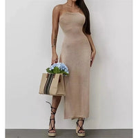 Tunique de plage beige portée de face en studio avec un sac et des hortensias, bretelles fines et fente haute
