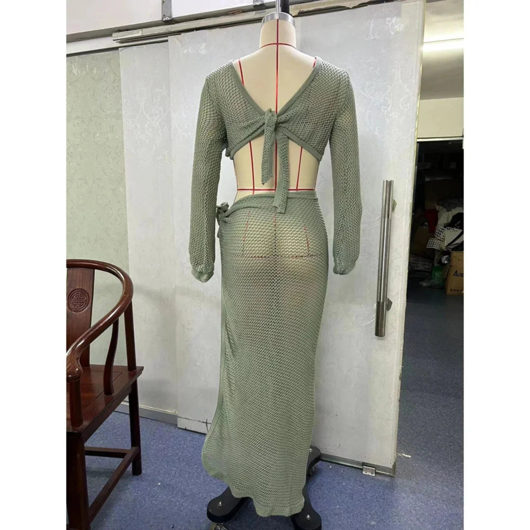 Tunique de plage en crochet ajourée verte vue de dos, haut noué dans le dos et jupe longue sur un mannequin