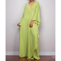 Robe de plage longue kaftan manches chauve-souris vert anis portée de face, col V tressé au buste et tissu fluide au sol