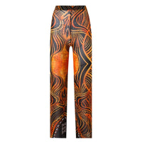 Pantalon orange à motifs noirs du maillot de bain manches longues posé à plat, taille haute et jambes droites