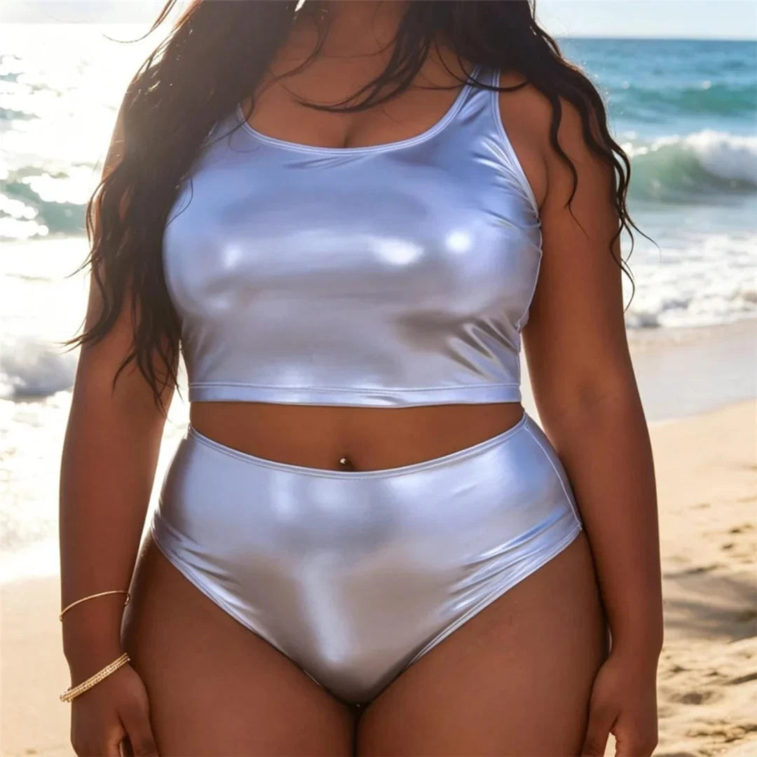 Bikini grande taille argenté métallisé porté de face, debout près de la mer, haut sans armatures et taille haute
