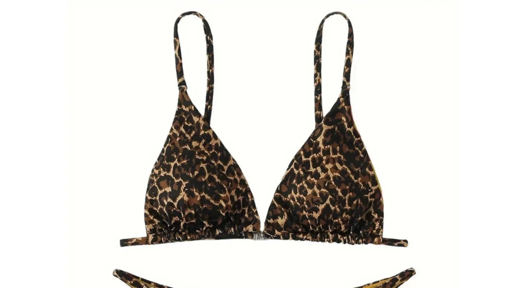 Gros plan sur le haut du bikini brésilien léopard triangle sans armatures doublure jaune