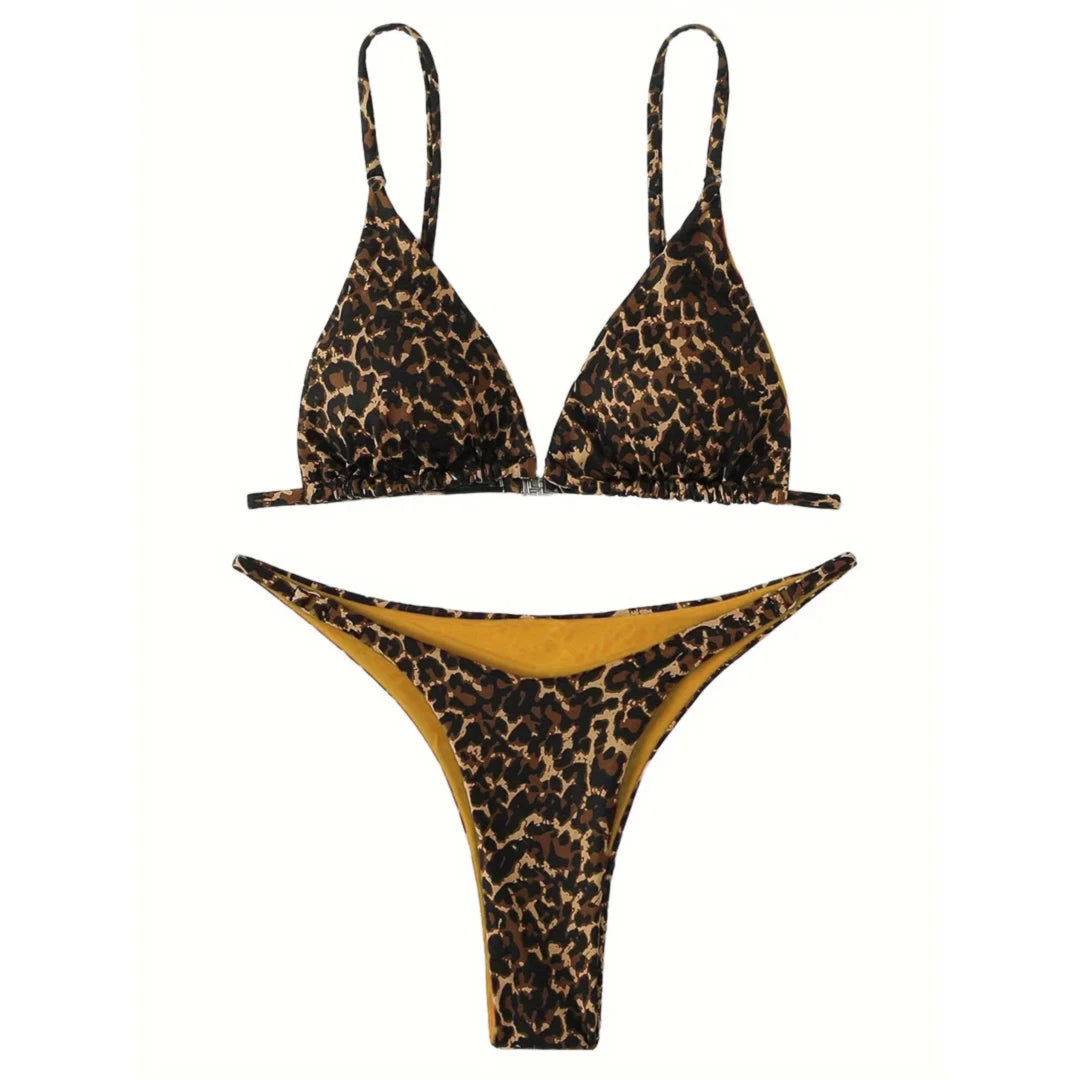 Bikini brésilien sans armatures imprimé léopard jaune à plat, doublure jaune visible sur le slip et bretelles fines