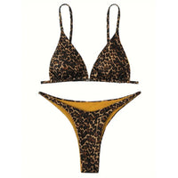 Bikini brésilien sans armatures imprimé léopard jaune à plat, doublure jaune visible sur le slip et bretelles fines