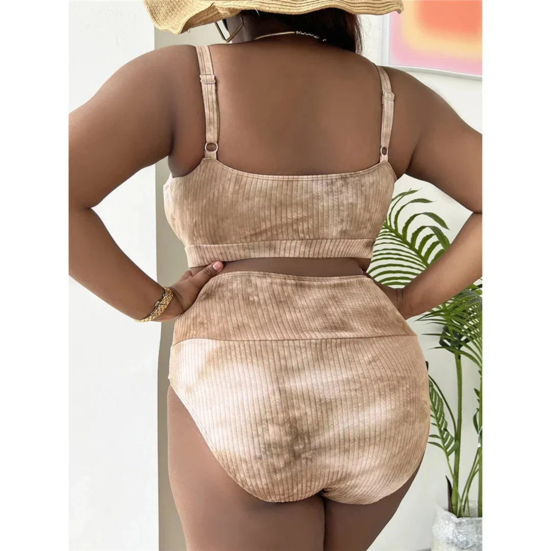 Bikini grande taille marron café délavé vu de dos, bretelles fines et culotte taille haute, femme les mains sur les hanches