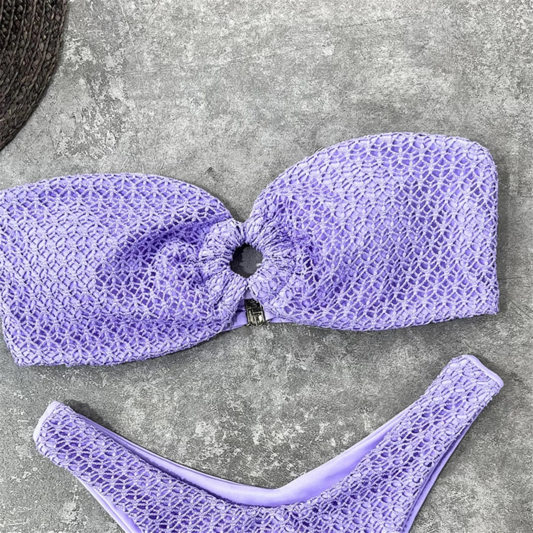 Gros plan sur le bandeau violet texturé à anneau central, maille ajourée et bas échancré dessous