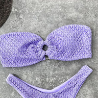 Gros plan sur le bandeau violet texturé à anneau central, maille ajourée et bas échancré dessous