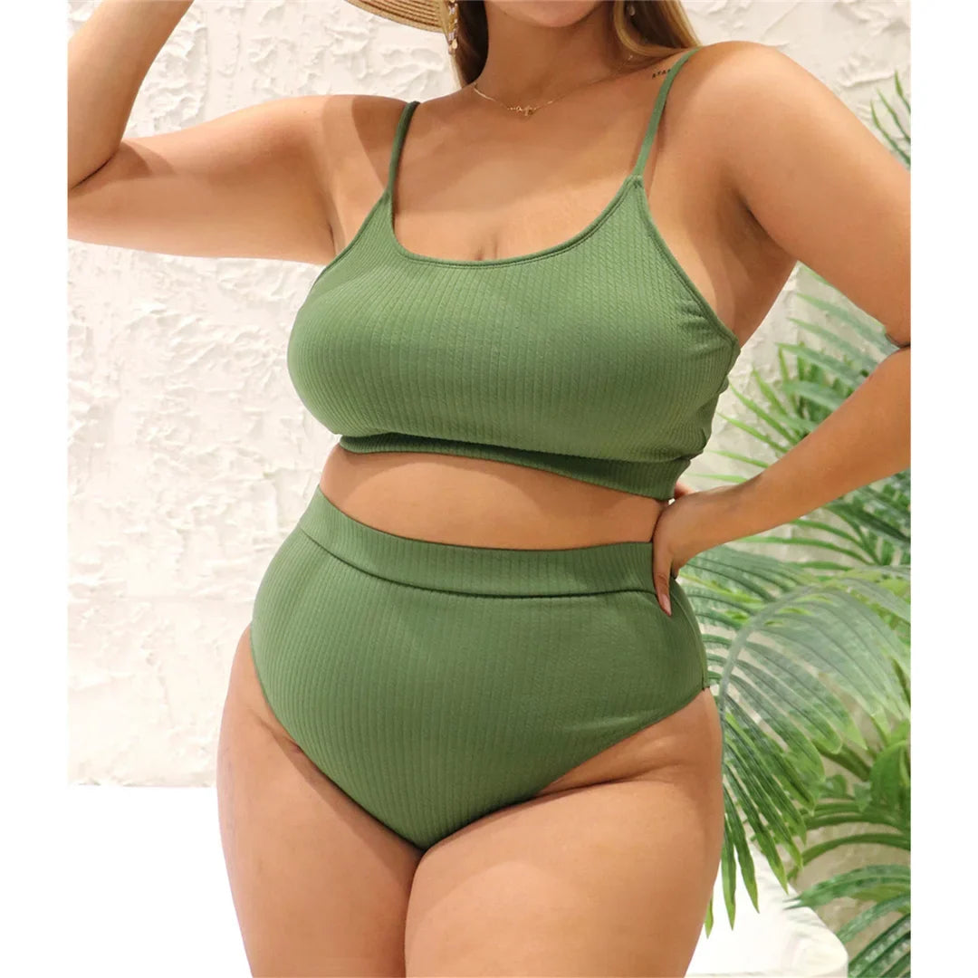 Bikini taille haute côtelé vert kaki grande taille porté de face par une femme avec haut à fines bretelles