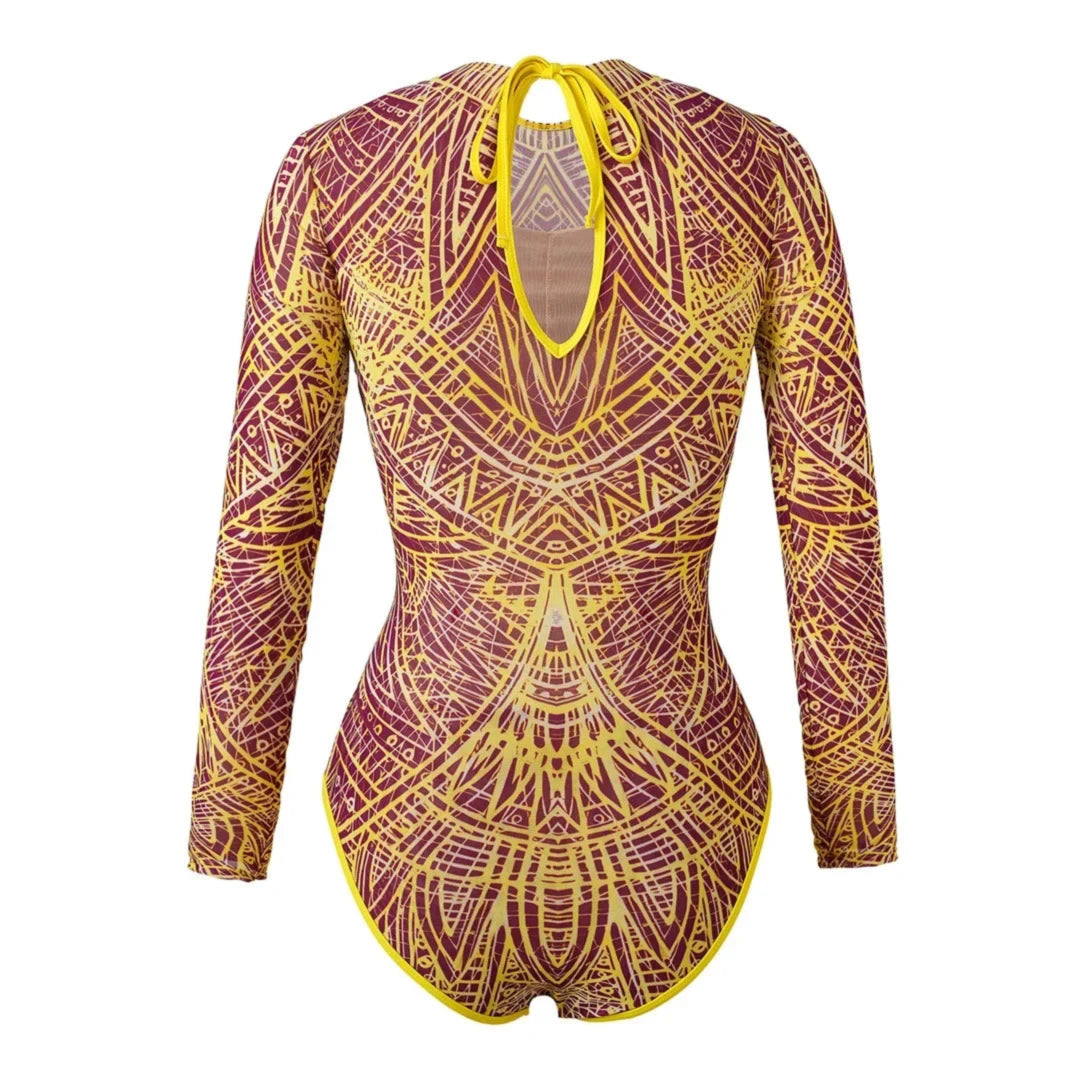 Maillot une pièce jaune et violet à manches longues vu de dos, encolure ouverte avec lien, motifs ornementaux partout