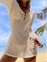 Tunique de plage en crochet à col V et manches longues beige, portée sur le sable avec des lunettes de soleil à la main