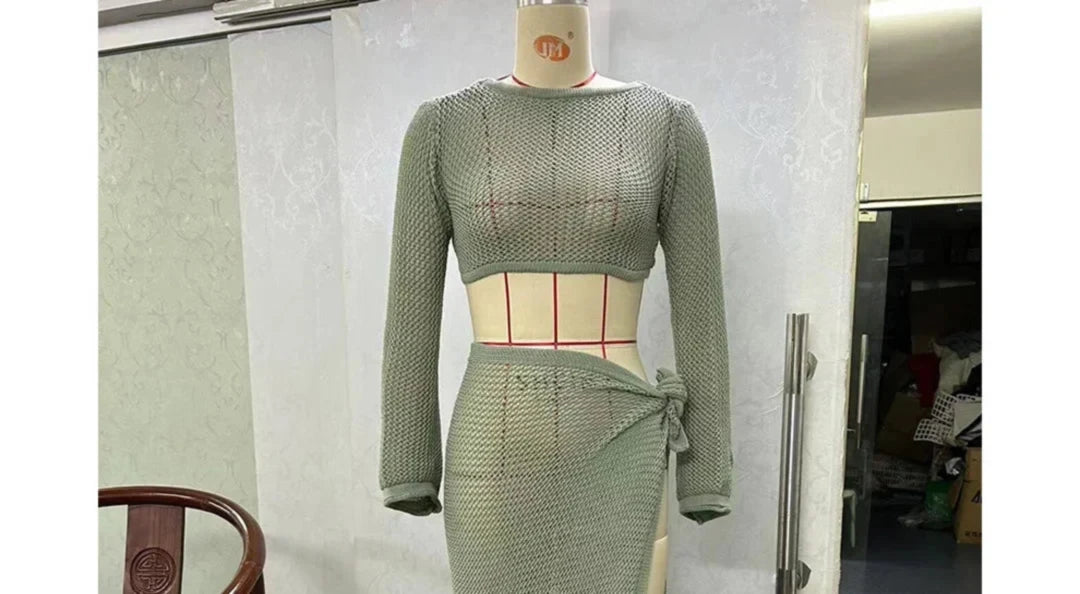 Gros plan sur le haut du ensemble de plage deux pièces en crochet jupe fendue vert sauge