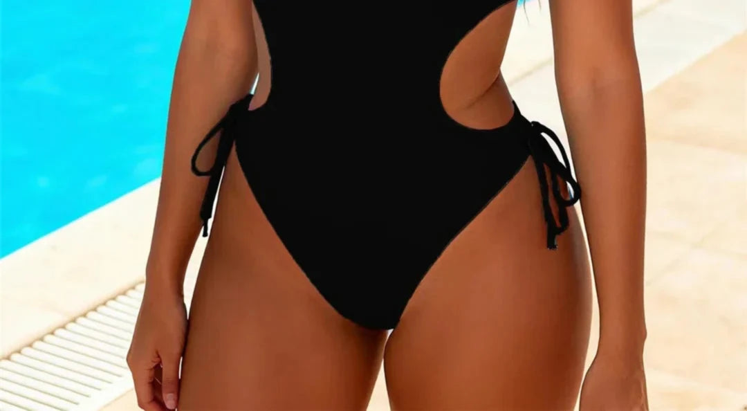 Gros plan sur le bas du maillot une pièce à découpes décolleté plongeant noir