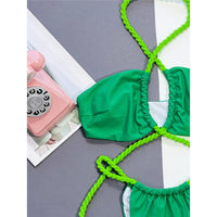 Bikini tour de cou croisé échancré taille basse vert en gros plan
