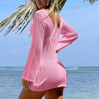 Tunique de plage crochet col V manches longues rose vue de dos sur la plage, lacet au col et manches évasées