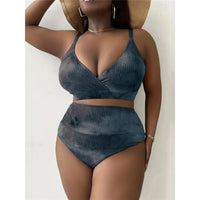 Bikini grande taille noir délavé à taille haute, porté allongé sur un canapé blanc, visage masqué par un cadre clair