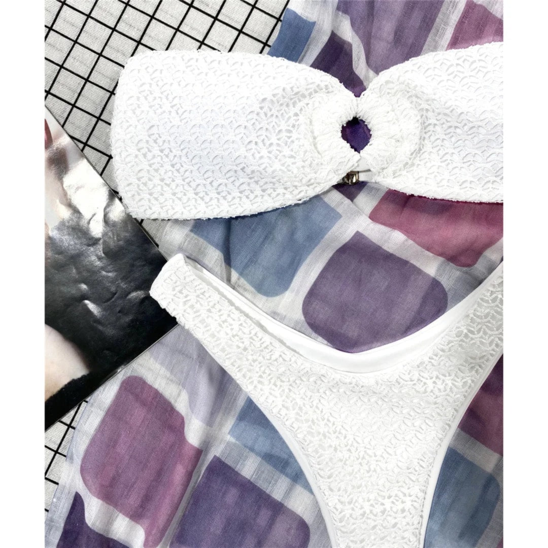 Gros plan sur le bandeau blanc texturé à anneau central et sur le bas échancré posé dessous
