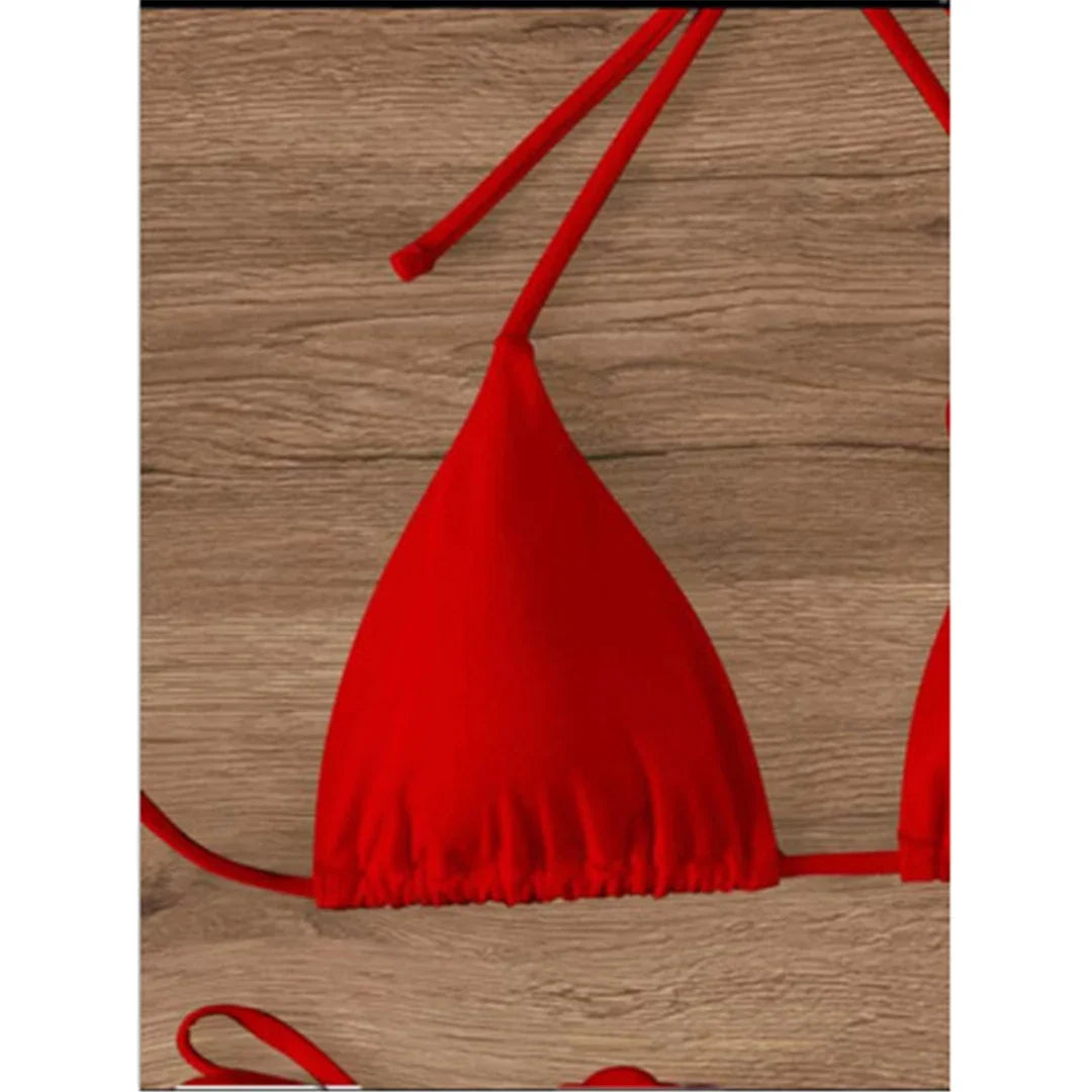 Gros plan sur le haut triangle rouge du bikini tour de cou à fleurs 3D, bonnet légèrement froncé en bas et lanière fine