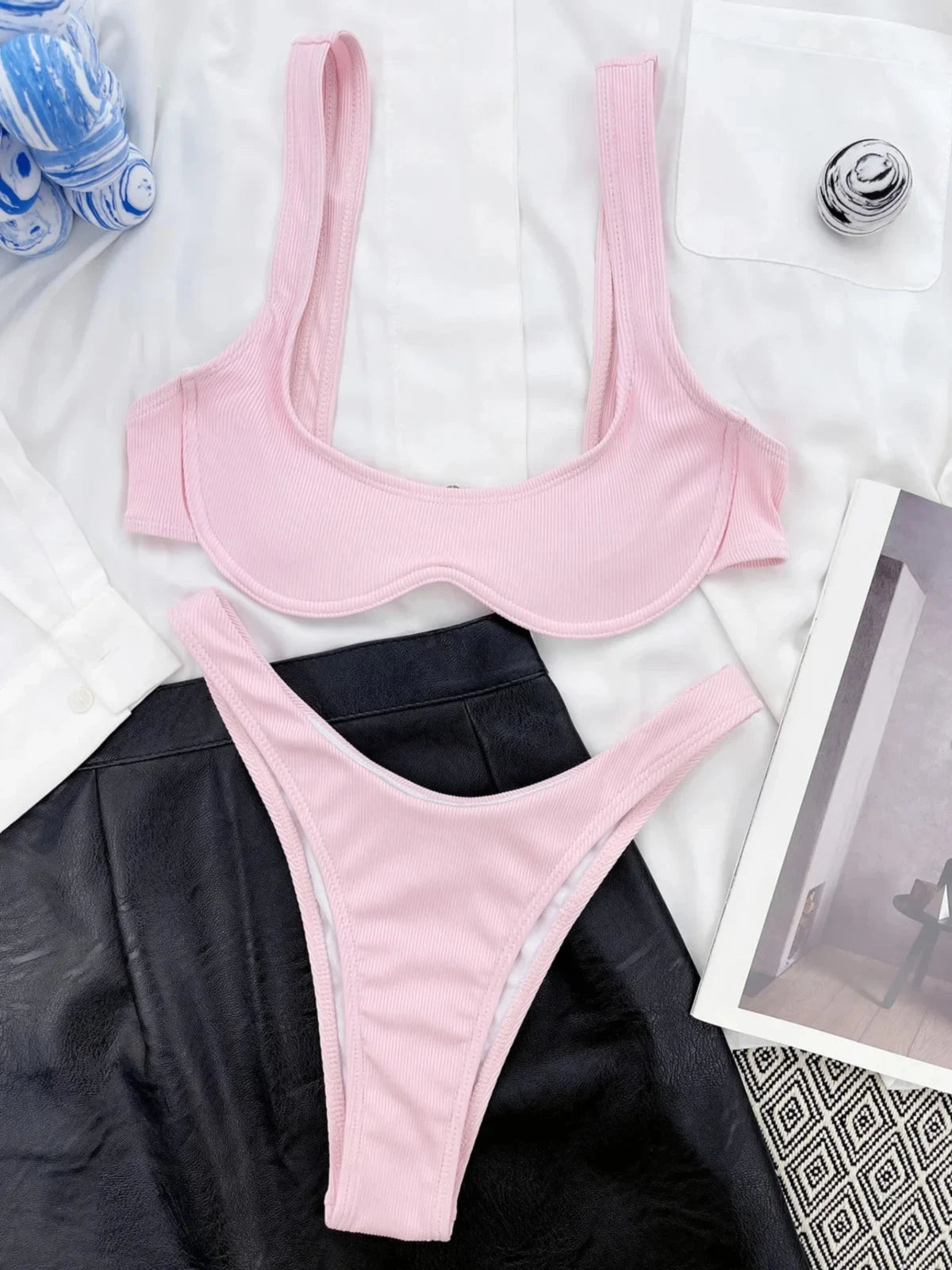 Bikini à armatures brésilien détail en V rose à plat avec bouteilles et magazine, bretelles larges