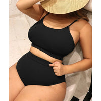 Bikini taille haute côtelé noir pour grande taille, porté de face par une femme avec haut à fines bretelles