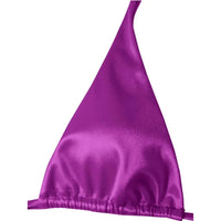 Gros plan sur le triangle du haut en satin violet, surface brillante et bord inférieur élastique