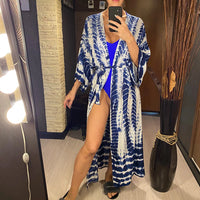Kimono de plage long tie-dye bleu marine et blanc à ceinture, porté ouvert sur un maillot devant un miroir