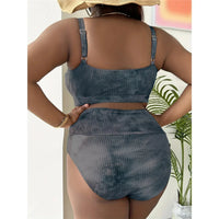Bikini grande taille noir délavé vu de dos, bretelles fines réglables et culotte taille haute, mains sur les hanches