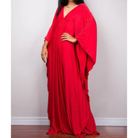 Robe de plage longue kaftan manches chauve-souris rouge portée de face, bras le long du corps et manches évasées