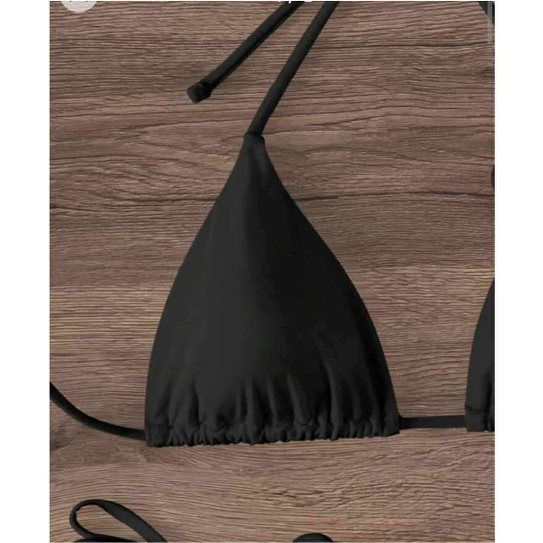 Gros plan sur le haut triangle noir du bikini tour de cou à fleurs 3D, bonnet légèrement froncé en bas et lanière fine