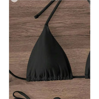 Gros plan sur le haut triangle noir du bikini tour de cou à fleurs 3D, bonnet légèrement froncé en bas et lanière fine